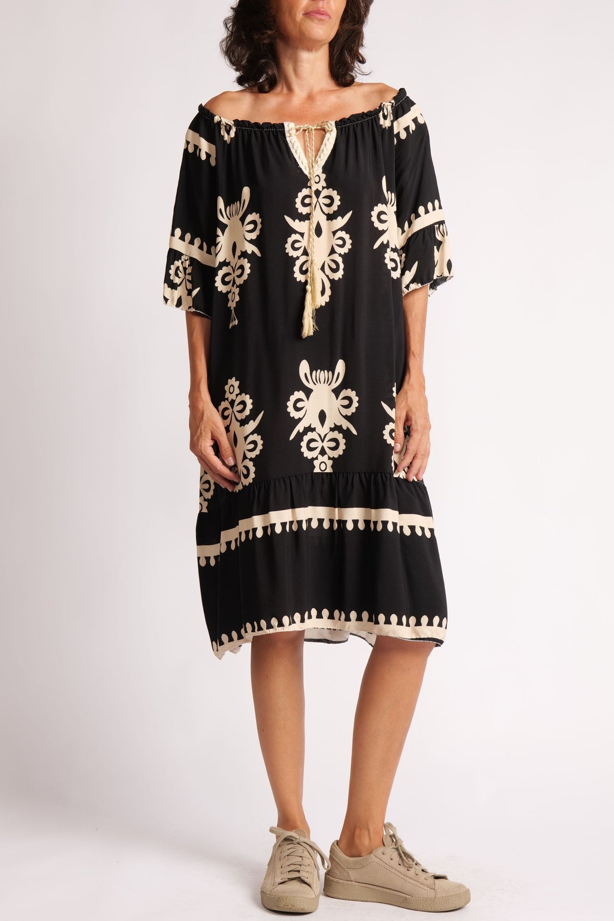 Rochie boho scurtă, neagră, cu imprimeu bej și șnur decorativ auriu, croială lejeră și design boem.