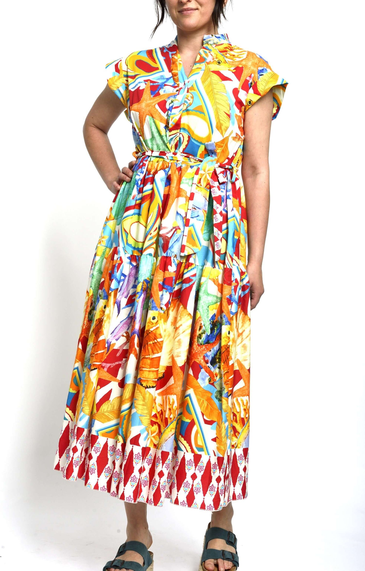 Rochie cloș cu imprimeu vibrant și bordură roșie, din bumbac și elastan, vedere frontală.
