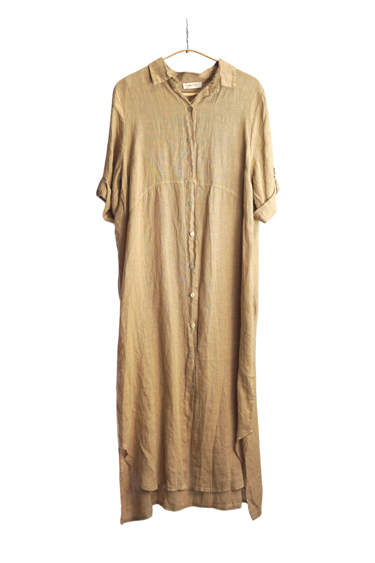 Rochie cămașă beige din in, cu nasturi și croială dreaptă, perfectă pentru vară.