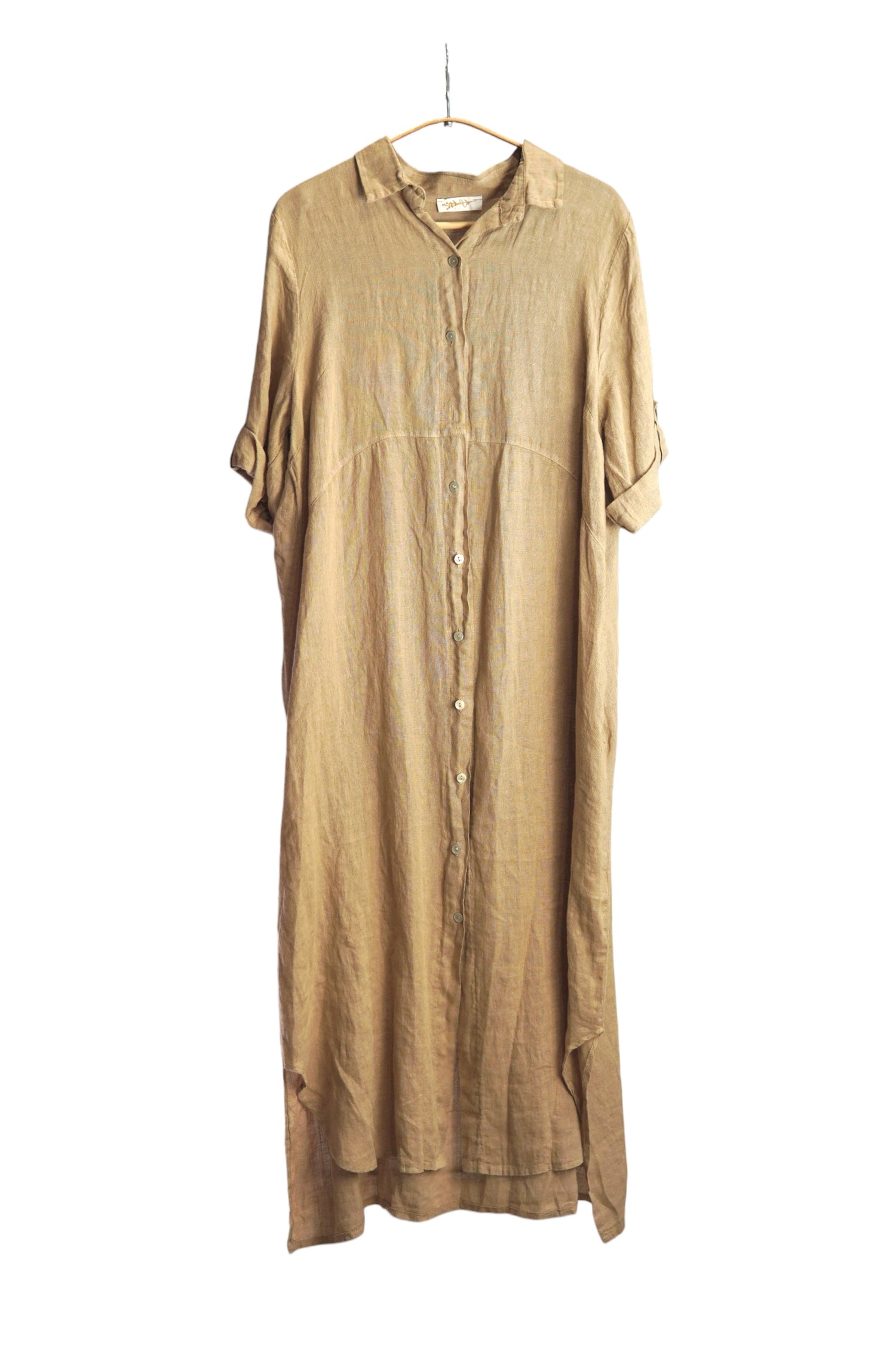 Rochie cămașă beige din in, cu nasturi și croială dreaptă, perfectă pentru vară.