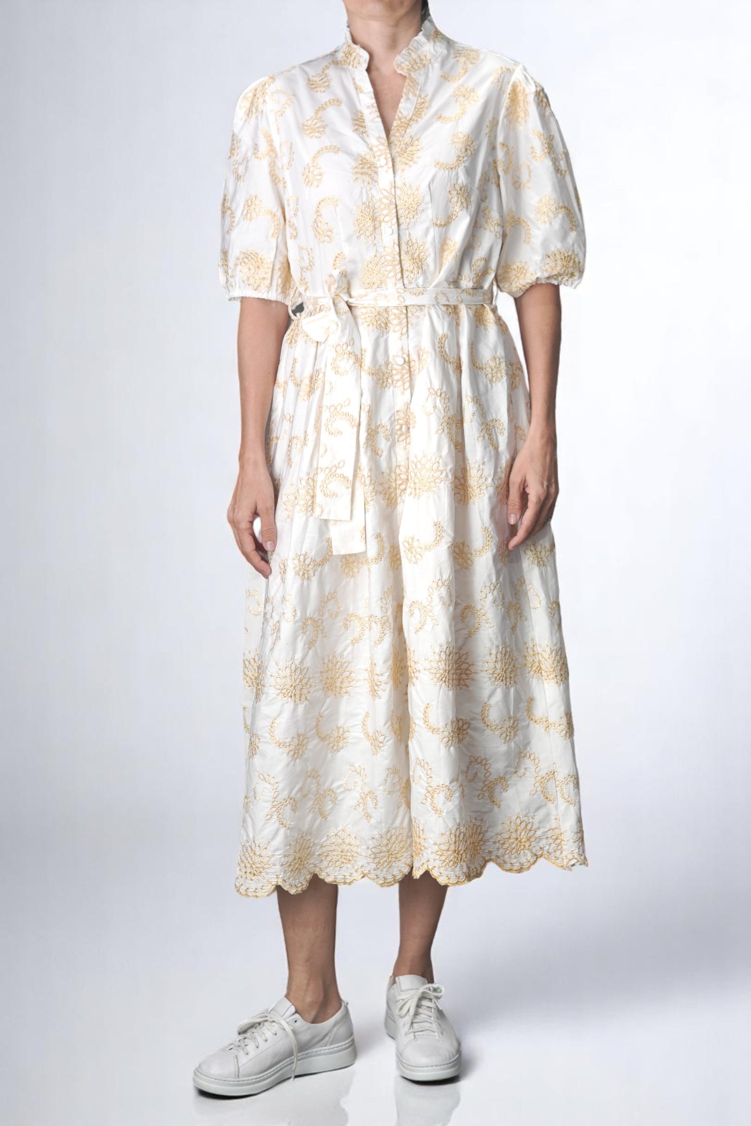 Rochie cămașă albă cu broderie aurie, croială lejeră și cordon în talie, vedere din față