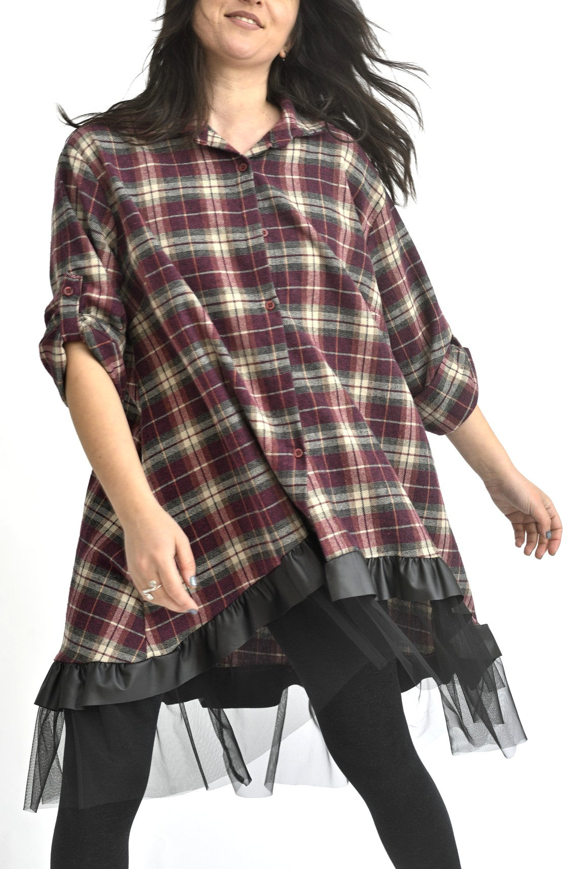 Detaliu tiv cu volan din piele eco și strat de tul negru, la rochie scurtă în carouri bordo.