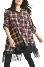 Detaliu tiv cu volan din piele eco și strat de tul negru, la rochie scurtă în carouri bordo.