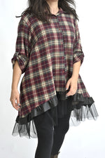 Rochie scurtă tip cămașă în carouri bordo, văzută din lateral, cu tiv mai lung în spate și volan cu tul.