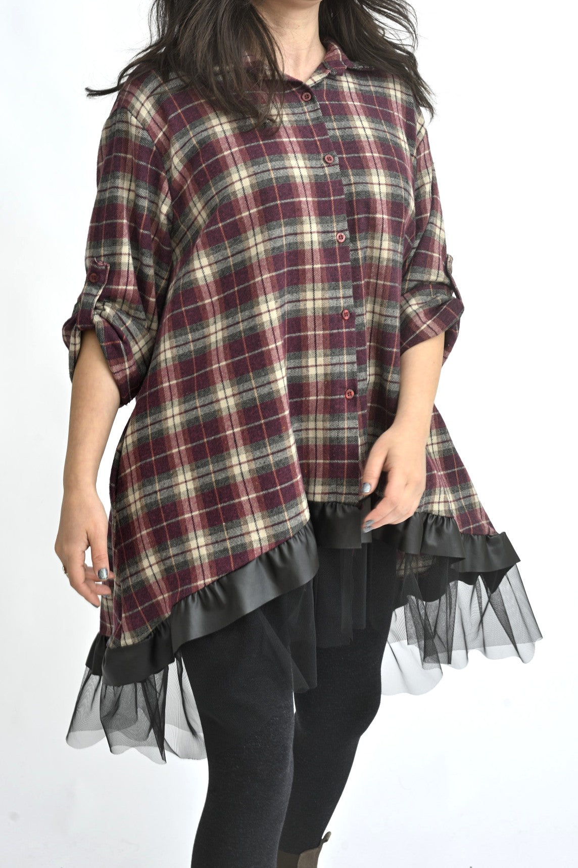 Rochie scurtă tip cămașă în carouri bordo, văzută din lateral, cu tiv mai lung în spate și volan cu tul.