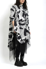 Rochie cămașă alb-negru cu imprimeu geometric, strat superior din bumbac și tul fluid, purtată cu bocanci.
