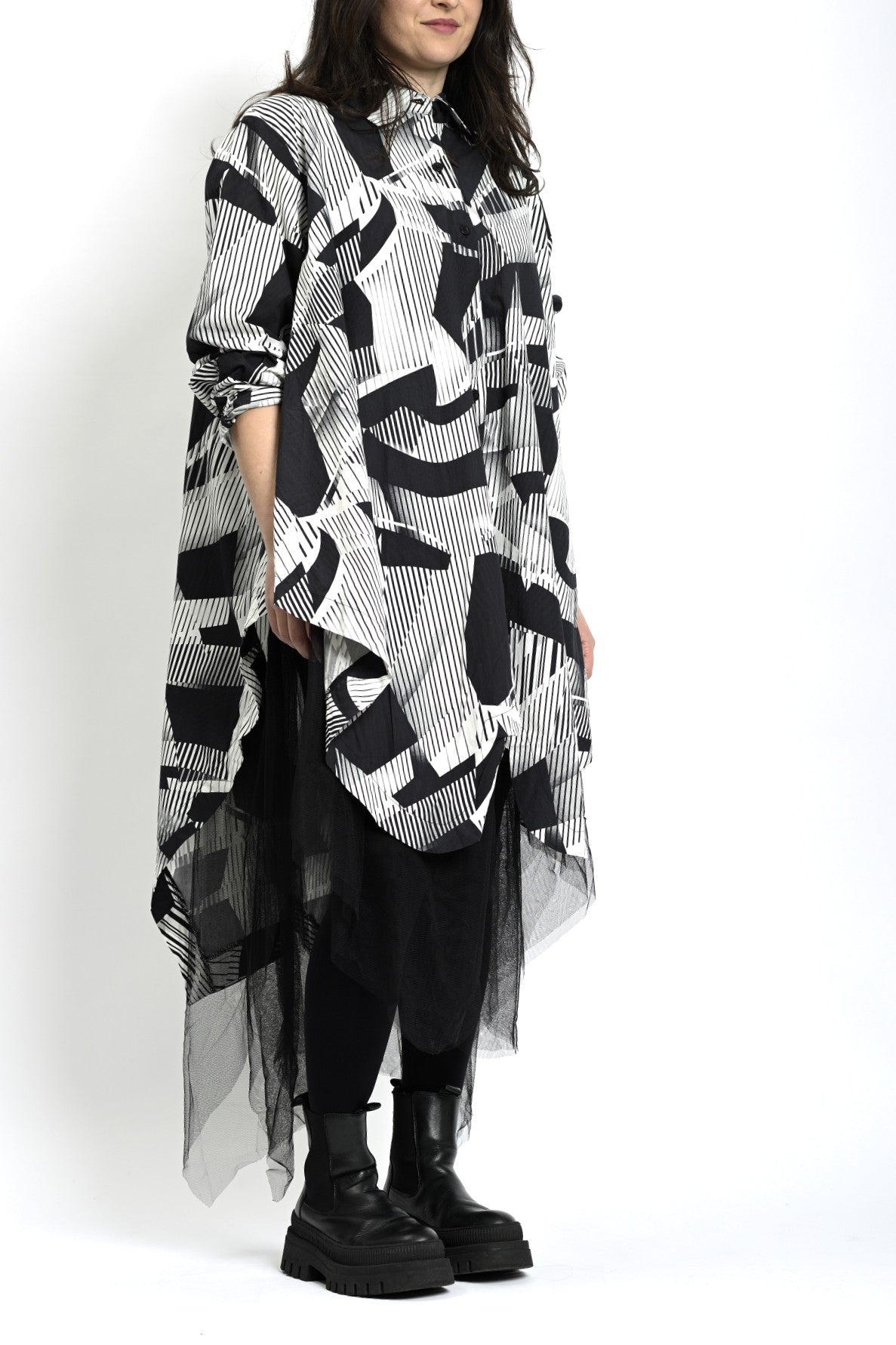 Rochie cămașă alb-negru cu imprimeu geometric, strat superior din bumbac și tul fluid, purtată cu bocanci.