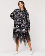 Rochie cămașă Fly cu tul și imprimeu text alb-negru, vedere din față, look complet