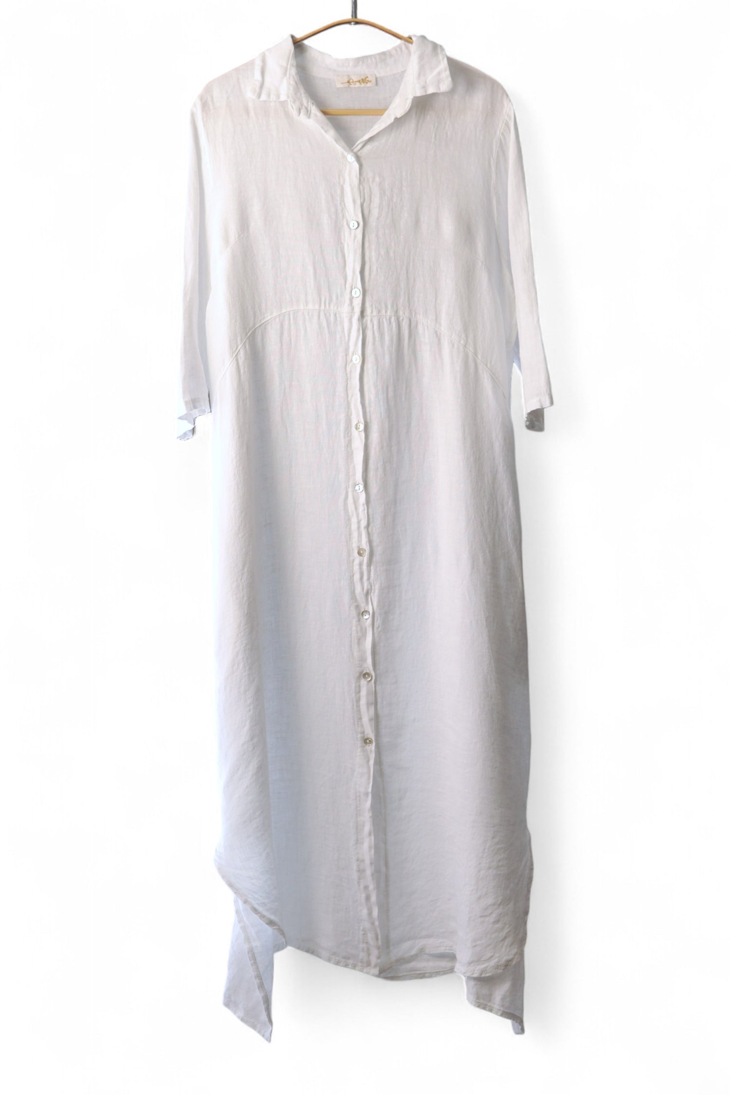 Rochie tip cămașă din in alb natural, cu mâneci trei sferturi și croi lejer, perfectă pentru vară.