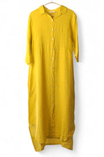 Rochie lungă tip cămașă din in galben solar, cu nasturi și mâneci lejere, ideală pentru ținute casual.