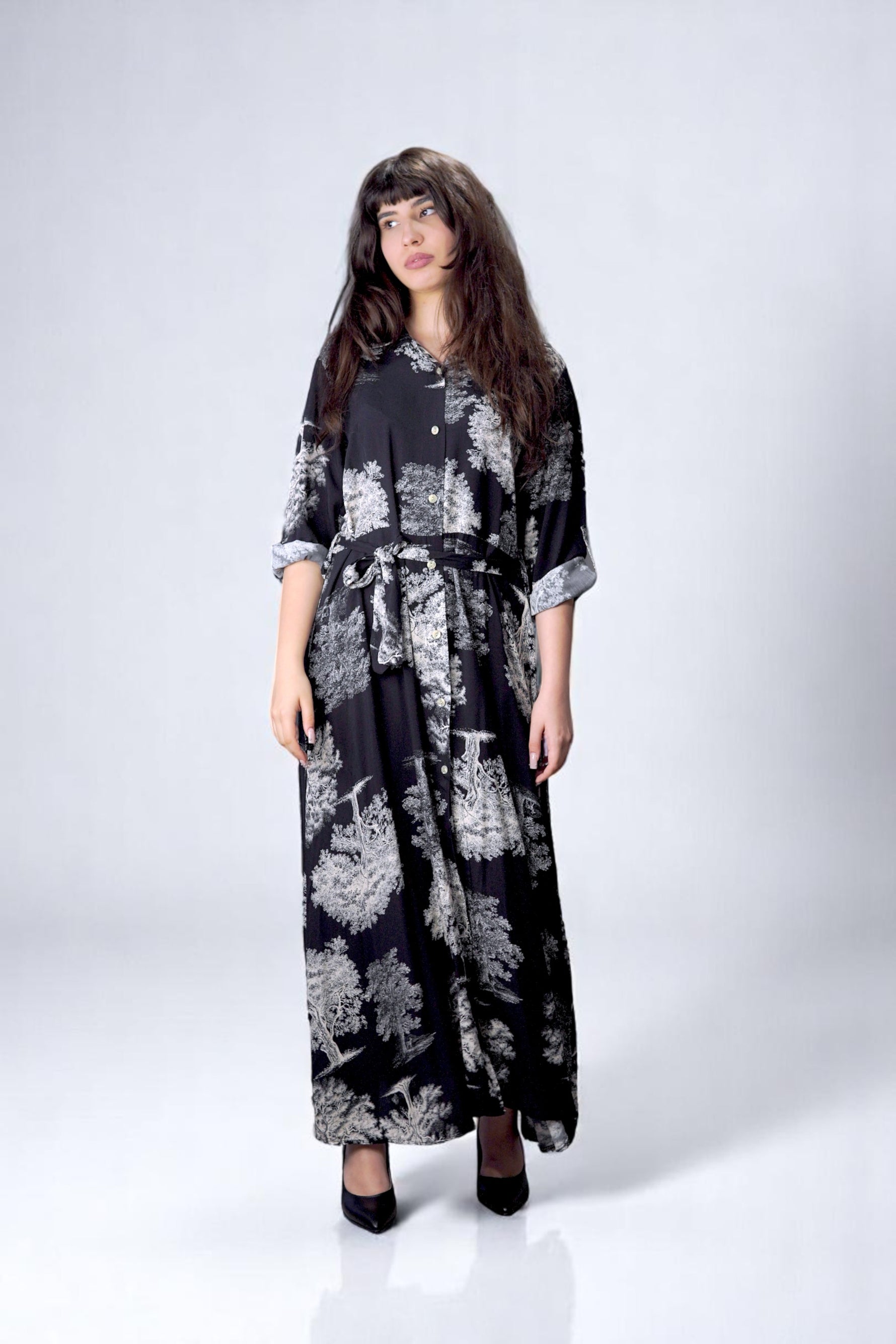 Rochie lungă tip cămașă cu imprimeu artistic alb pe fundal negru, purtată cu tocuri negre