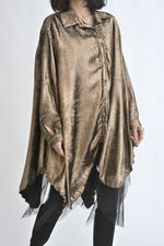 Rochie metalizată tip cămașă, vedere laterală, cu strat transparent de tul și croială oversized.