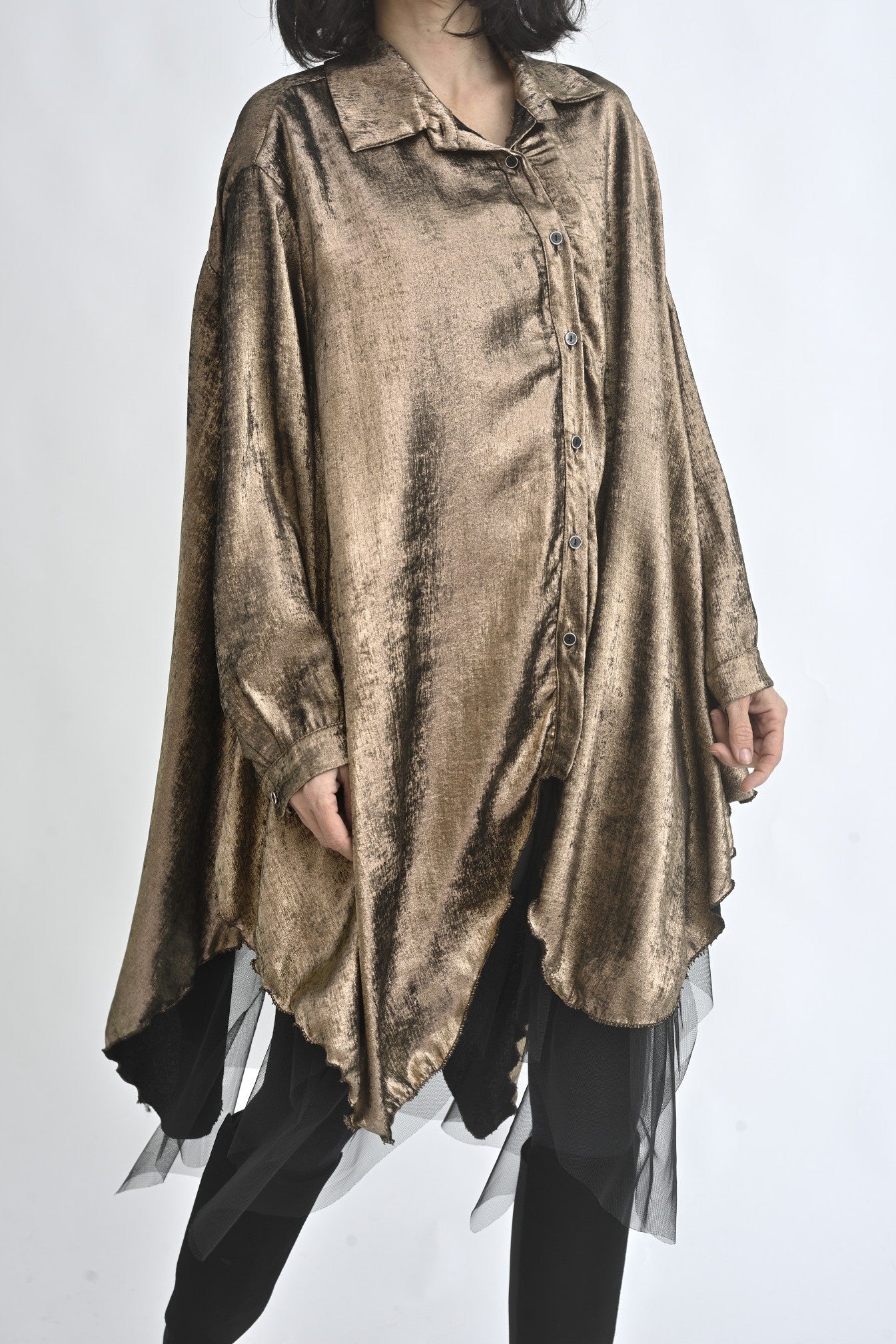 Rochie metalizată tip cămașă, vedere laterală, cu strat transparent de tul și croială oversized.