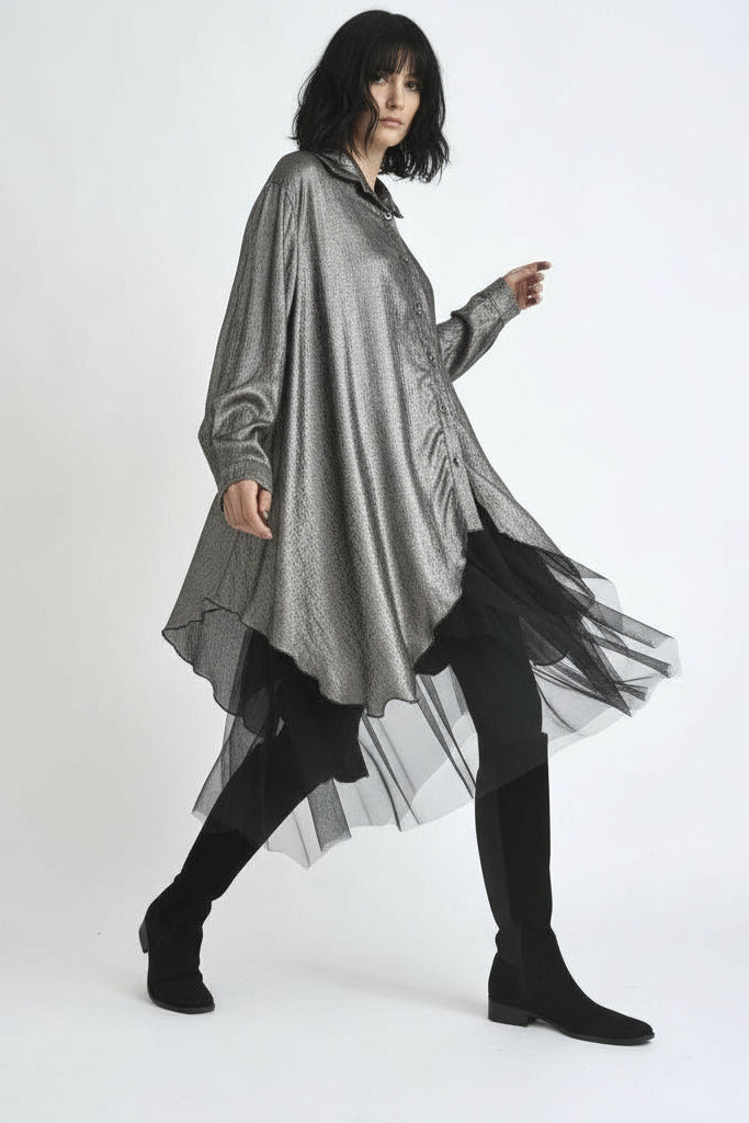 Rochie tip cămașă metalizată, cu croială amplă și strat din tul fluid, stil modern și expresiv.