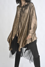 Vedere din profil a rochiei cămașă metalizate, cu tul lung și material opac dedesubt.