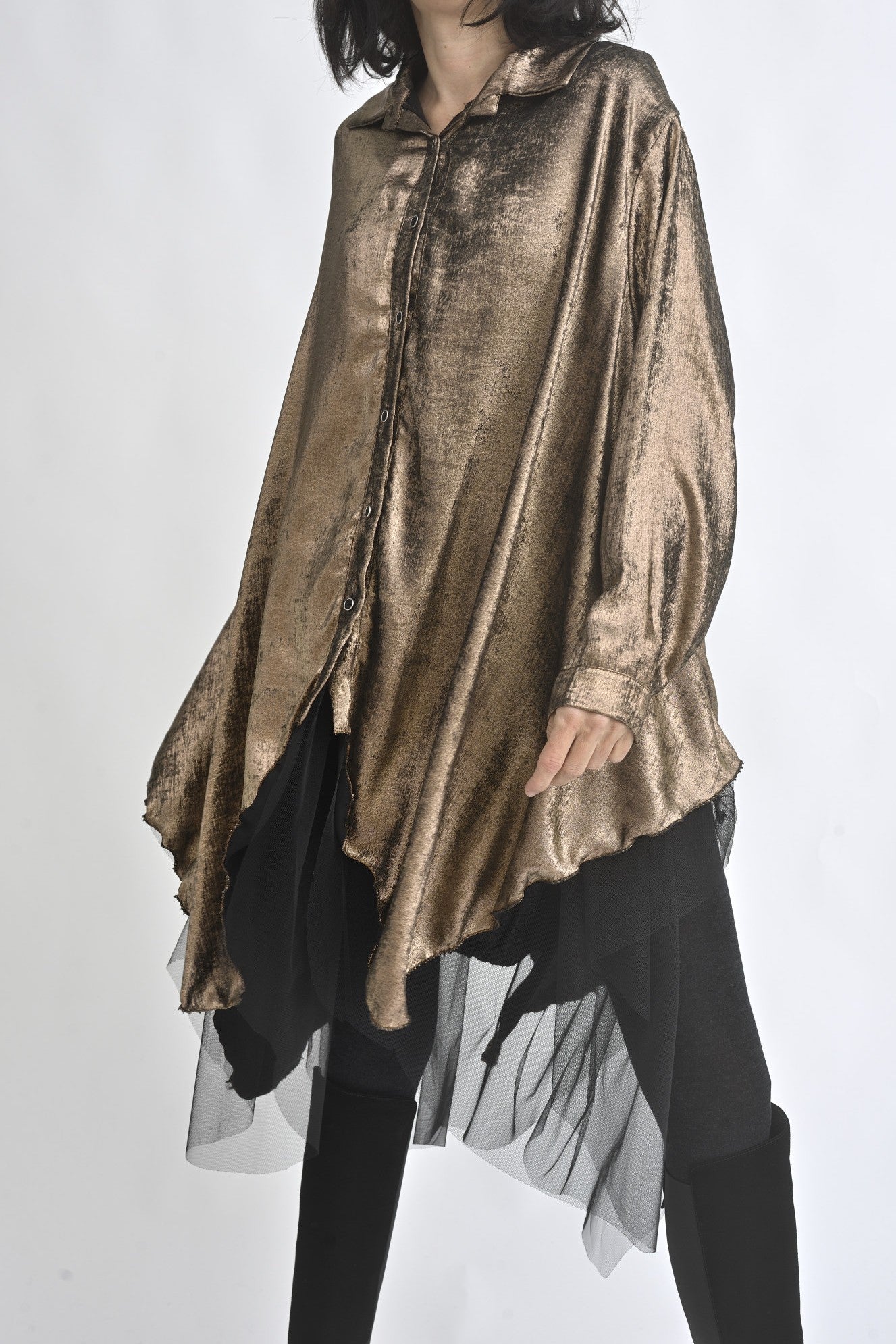 Vedere din profil a rochiei cămașă metalizate, cu tul lung și material opac dedesubt.