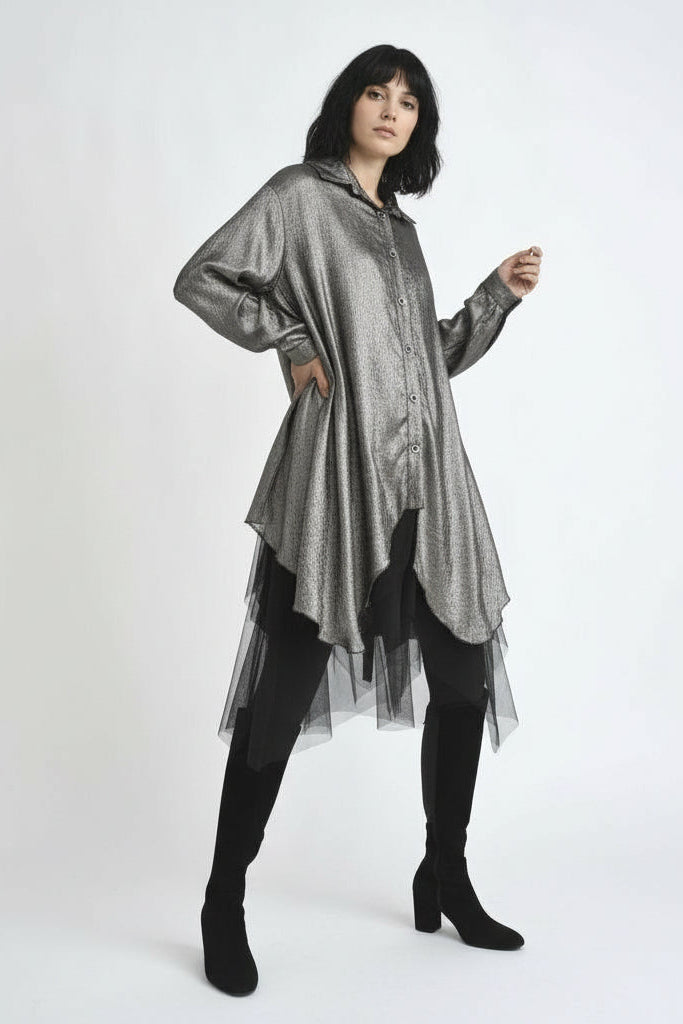 Rochie metalizată tip cămașă, vedere laterală, cu strat transparent de tul și croială oversized.
