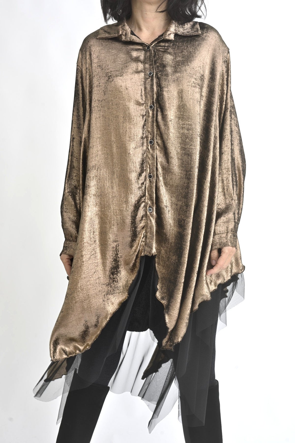 Rochie cămașă metalizată cu tul, purtată în ținută completă, design lejer și volum generos.