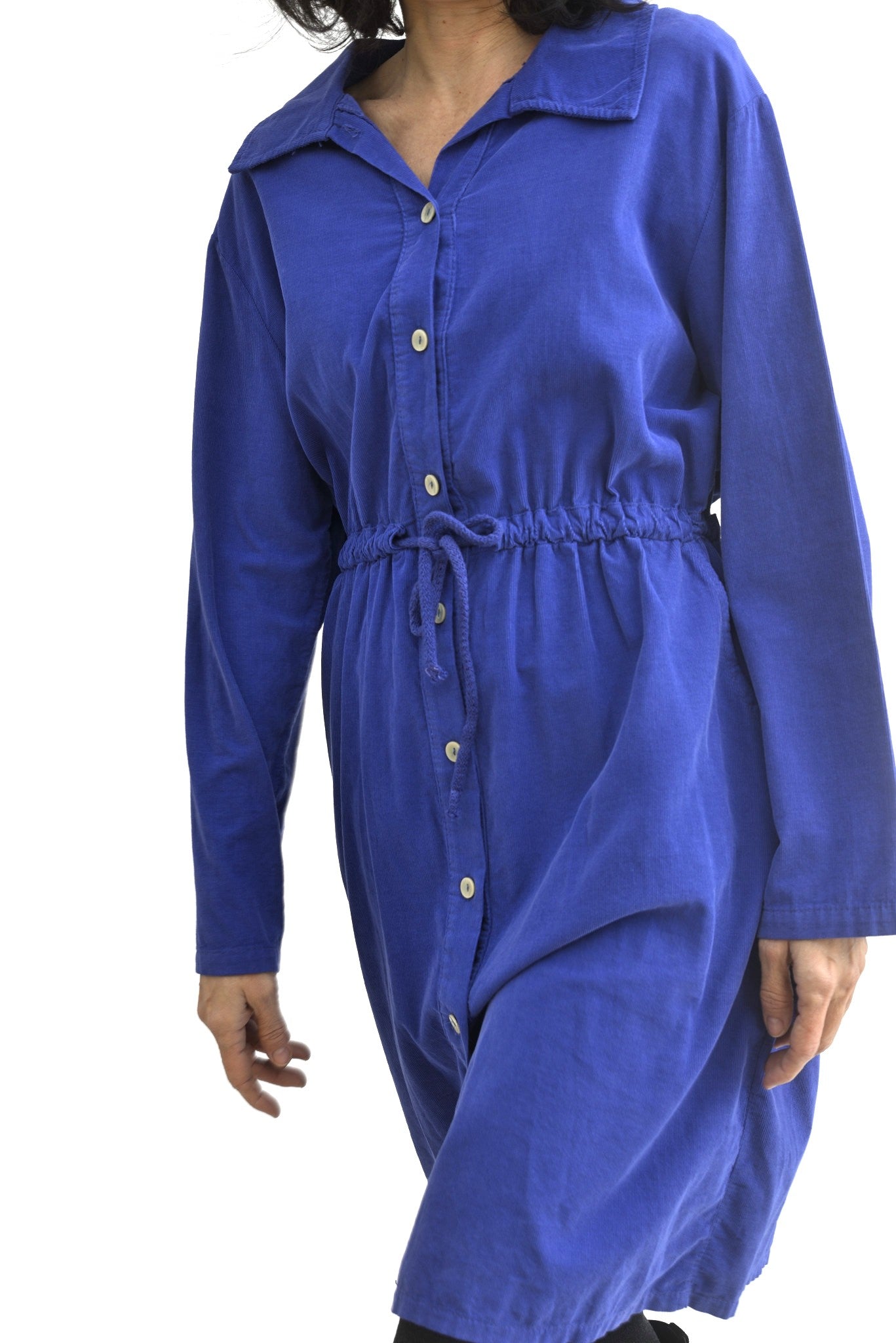 Detaliu textură reiată din bumbac la rochie cămașă cu șiret în talie.