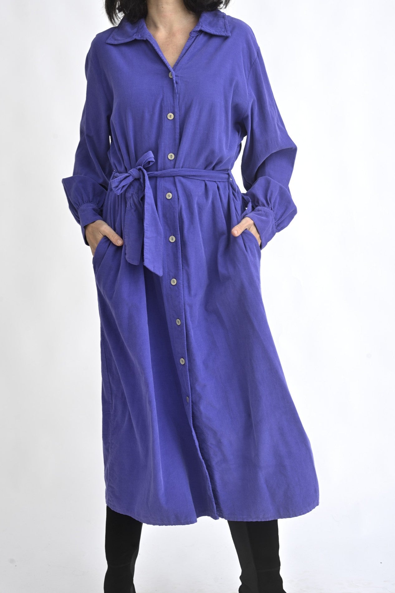 Detaliu textură reiată din bumbac la rochie cămașă lungă cu cordon.