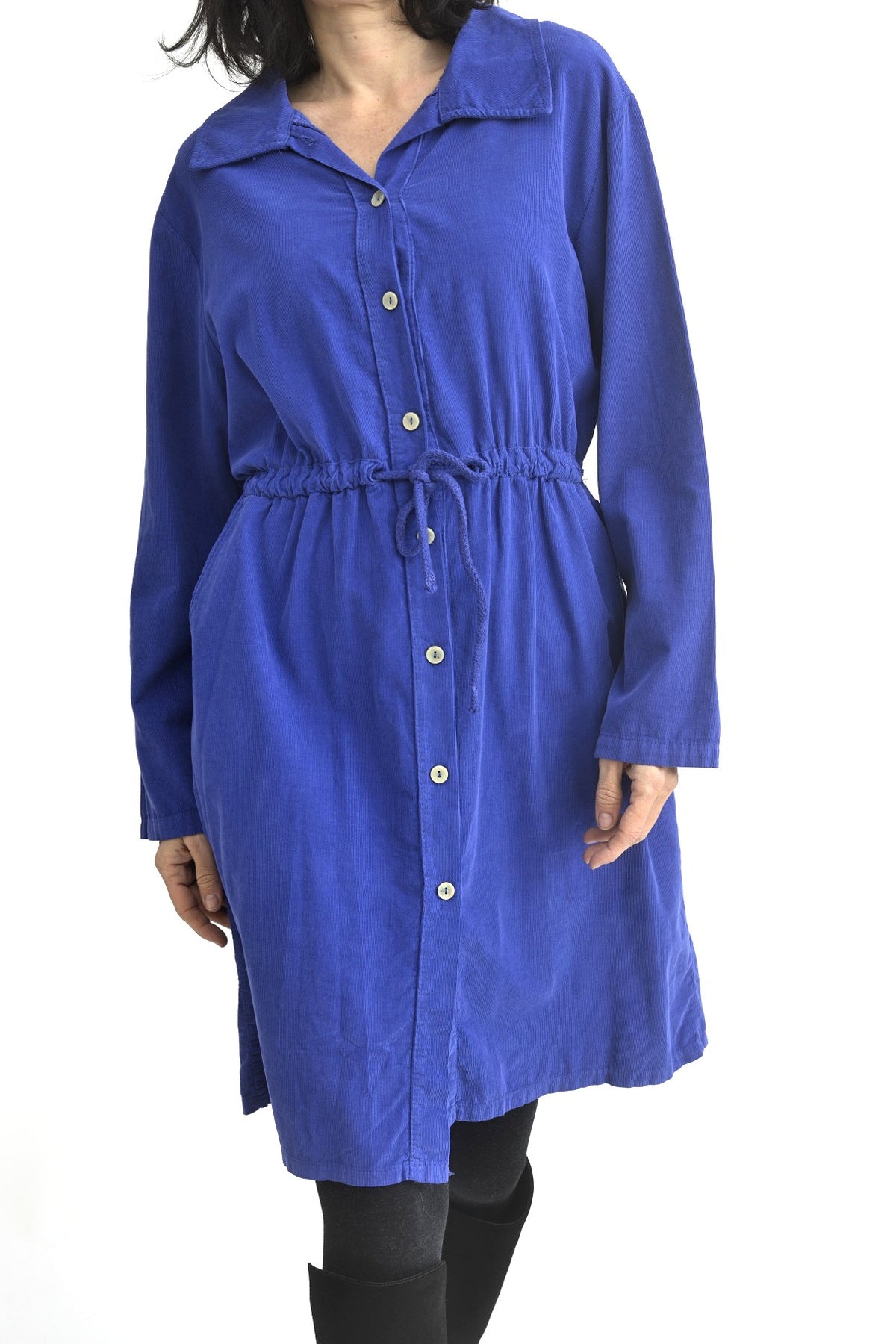 Rochie cămașă reiată albastru intens, cu nasturi și talie ajustabilă.