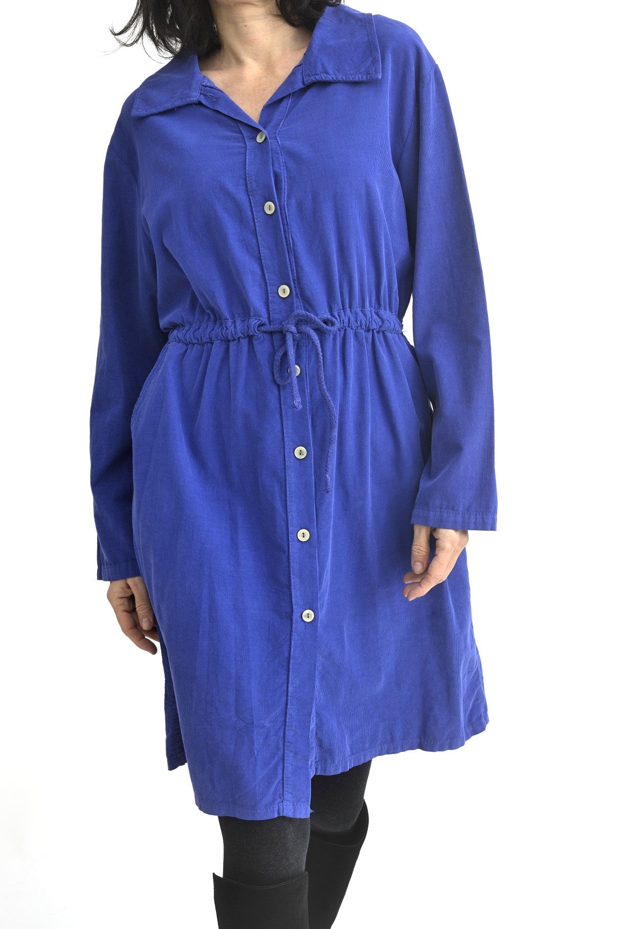 Rochie cămașă reiată albastru intens, cu nasturi și talie ajustabilă.
