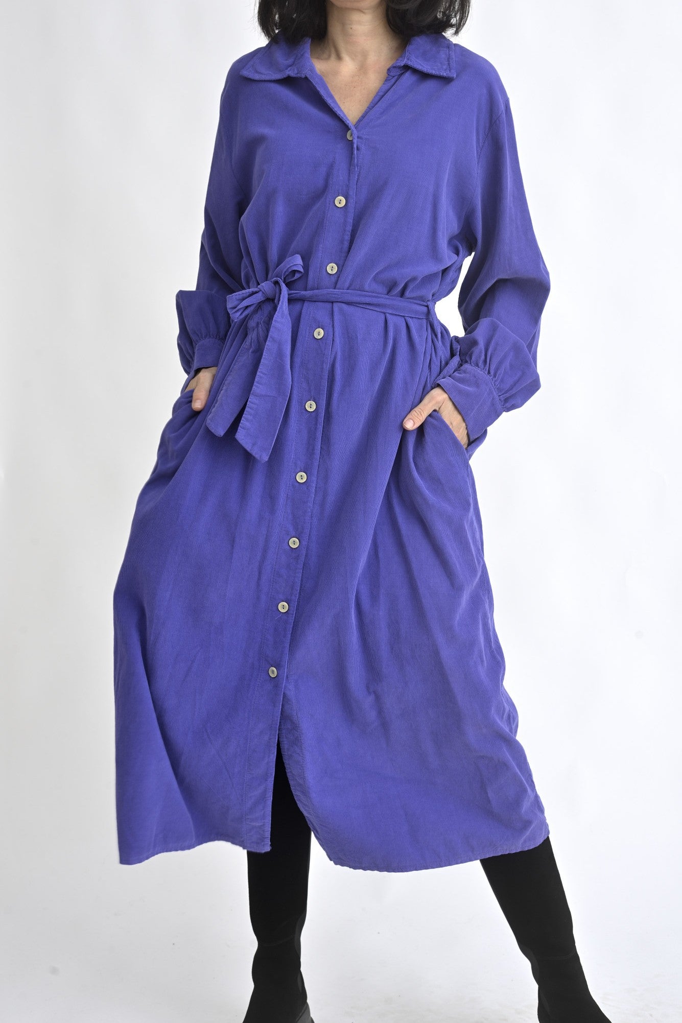 Rochie cămașă lungă reiată, culoare albastru, cu nasturi și croială lejeră.