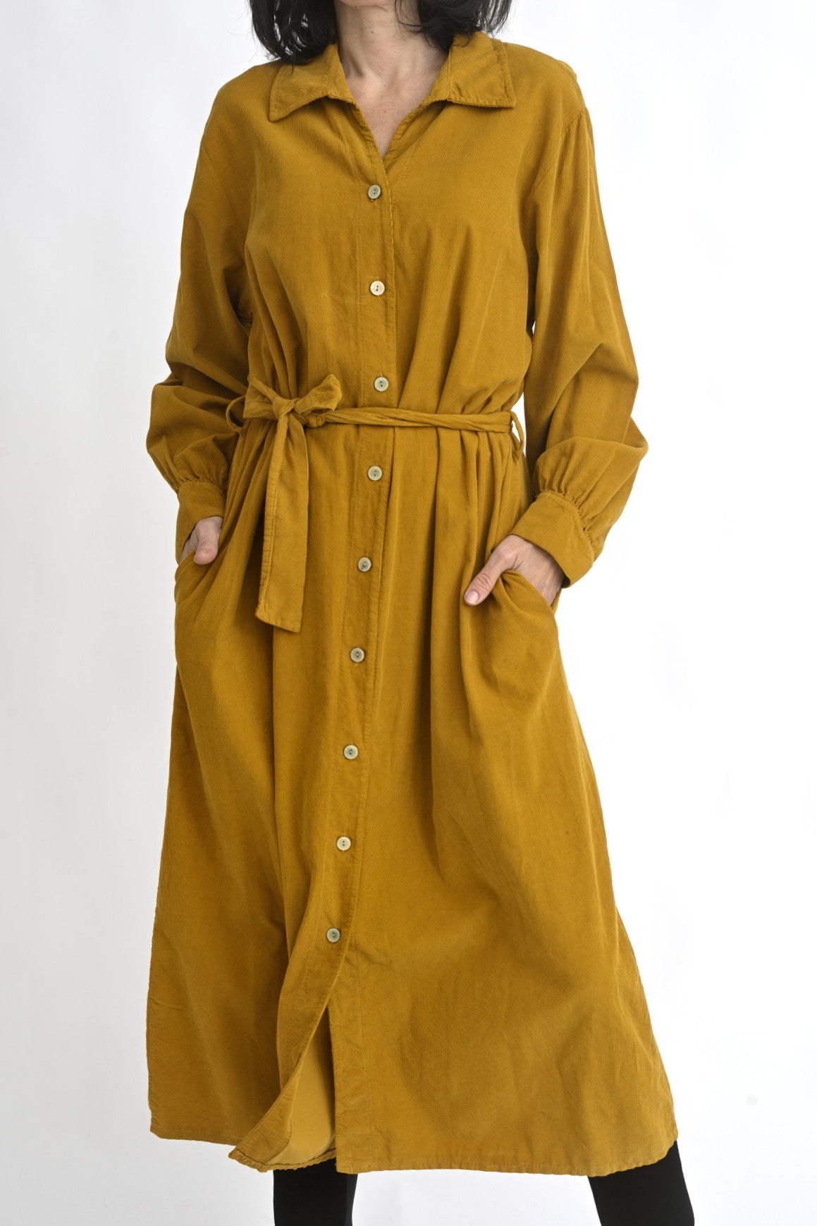 Rochie cămașă lungă reiată, culoare muștar, cu nasturi frontali și cordon în talie.