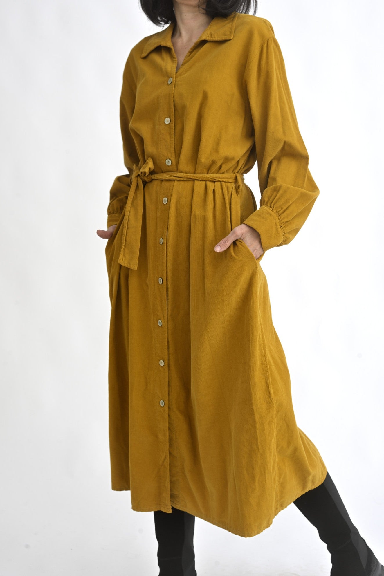 Vedere laterală rochie cămașă lungă reiată, cu cordon ajustabil în talie.