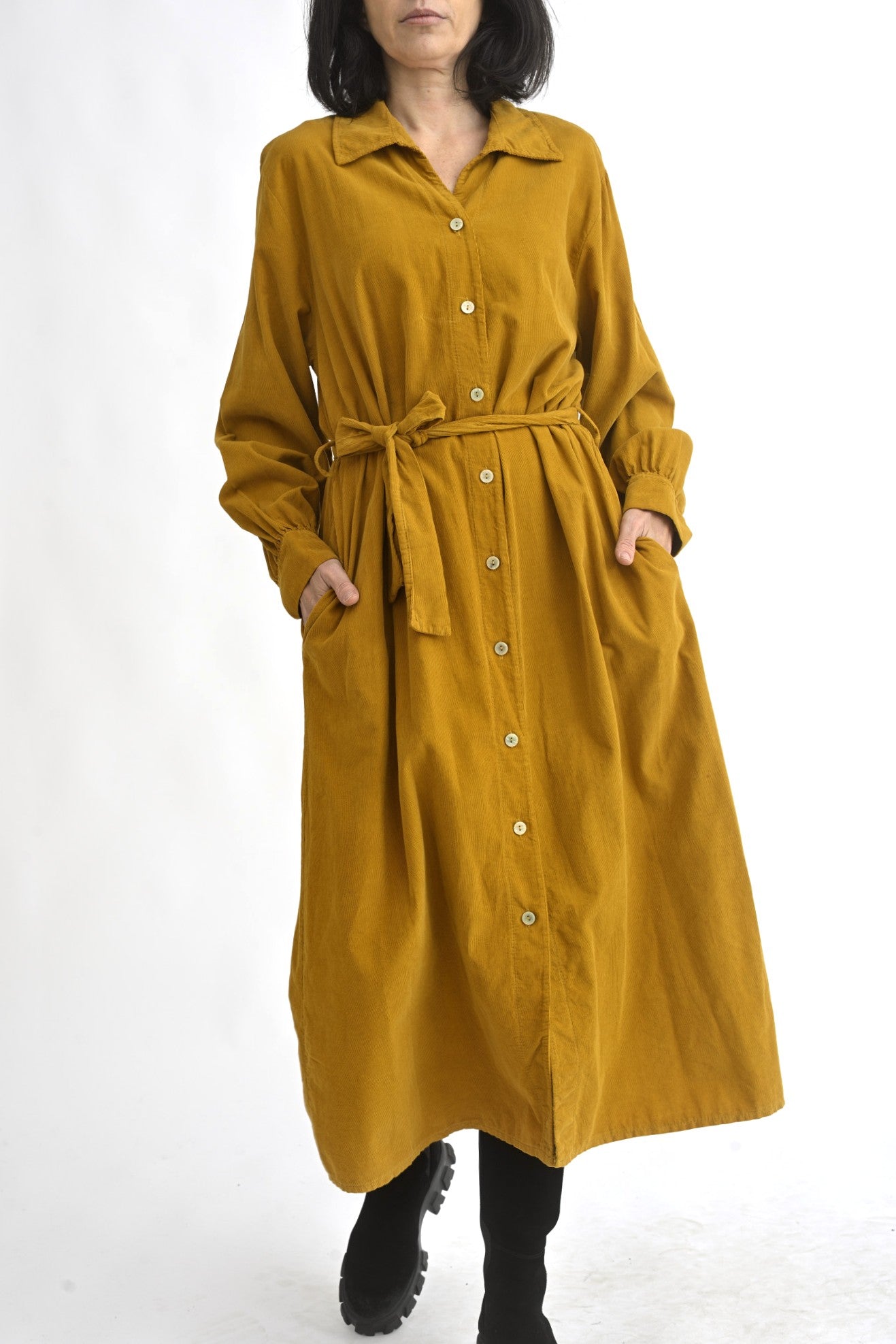 Rochie cămașă reiată din bumbac, purtată, cu buzunare laterale și mâneci lungi.