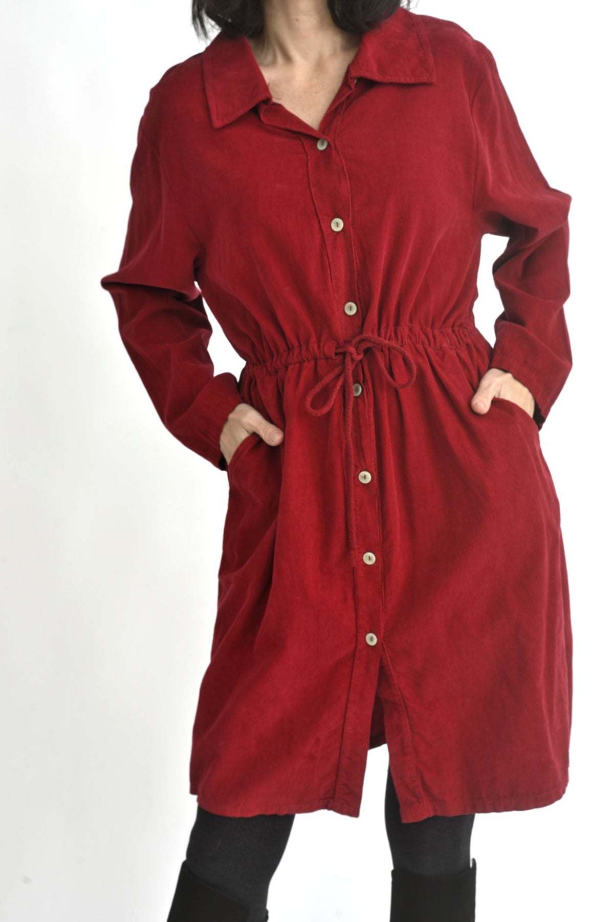 Rochie cămașă reiată roșu cărămiziu, cu nasturi frontali și șiret în talie.