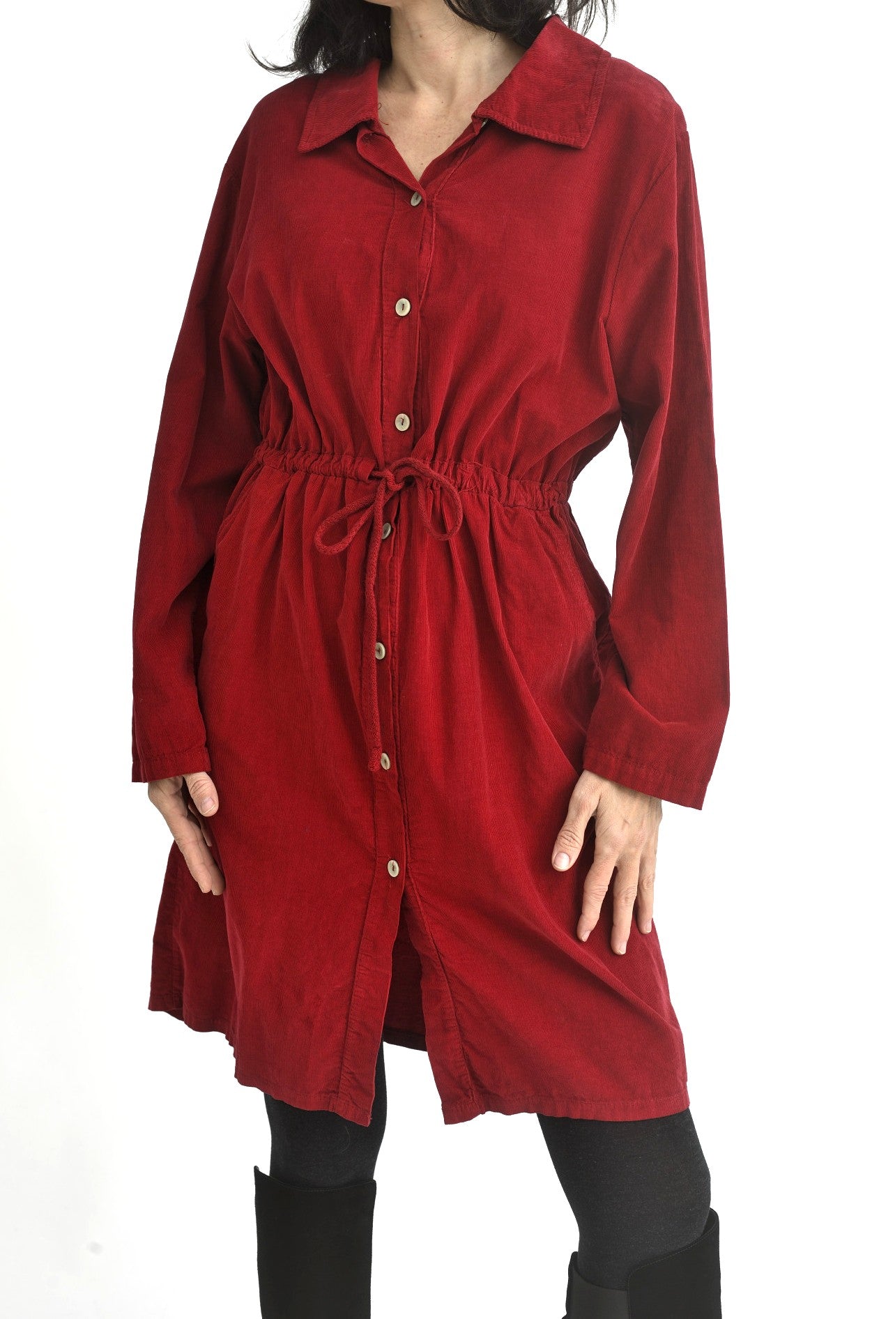 Vedere laterală rochie cămașă reiată, cu șiret reglabil în talie și buzunare.