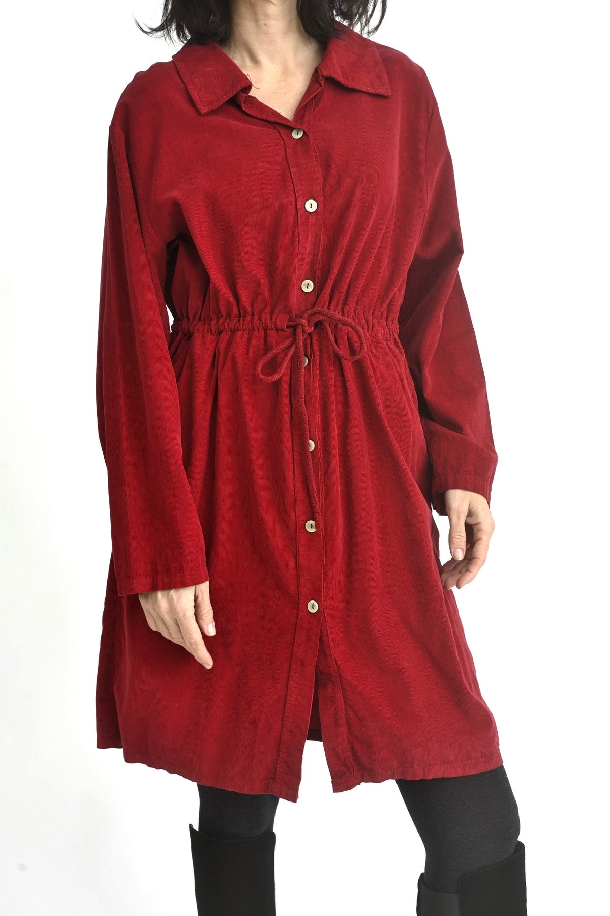 Rochie cămașă reiată din bumbac, purtată, cu croială lejeră și mâneci lungi.