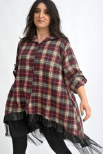 Rochie scurtă tip cămașă în carouri bordo, cu nasturi frontali și tiv cu volan din piele eco și tul.