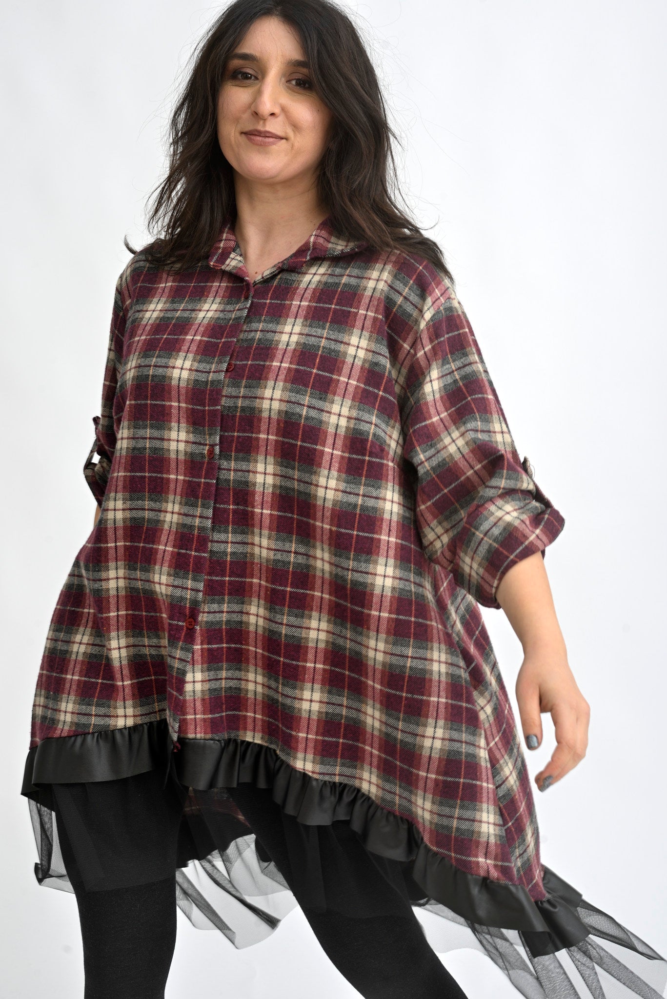 Rochie scurtă tip cămașă în carouri bordo, cu nasturi frontali și tiv cu volan din piele eco și tul.