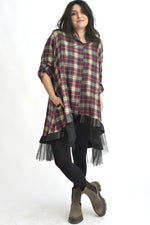 Vedere completă rochie scurtă în carouri bordo, croială lejeră, mâneci 3/4 și tiv asimetric cu volan.