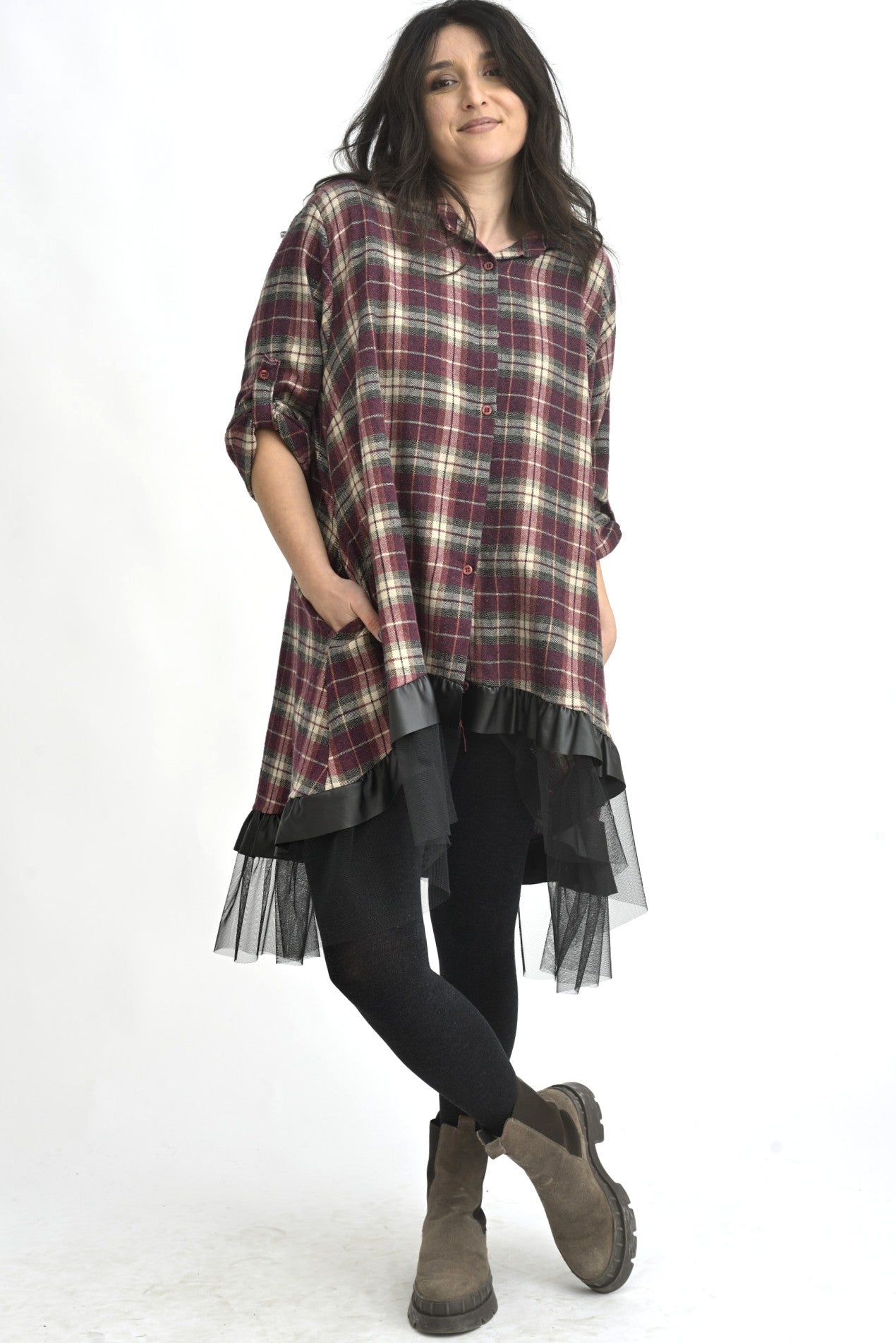 Vedere completă rochie scurtă în carouri bordo, croială lejeră, mâneci 3/4 și tiv asimetric cu volan.