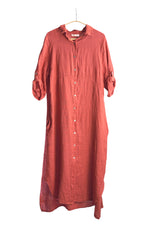 Rochie cămașă teracota din in, cu un croi lejer și aerisit, ideală pentru un look relaxat.