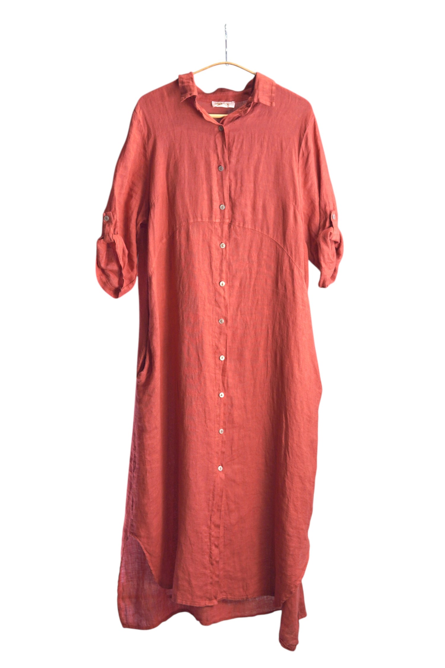Rochie cămașă teracota din in, cu un croi lejer și aerisit, ideală pentru un look relaxat.