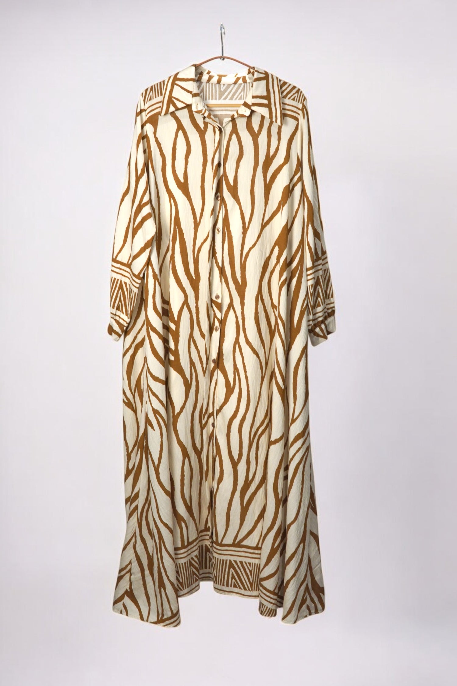  Rochie lungă tip cămașă, cu imprimeu zebra alb-maro, ideală pentru ținute casual-chic.