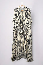 Rochie lungă tip cămașă, cu imprimeu zebra alb-negru, croială fluidă și detalii de nasturi.