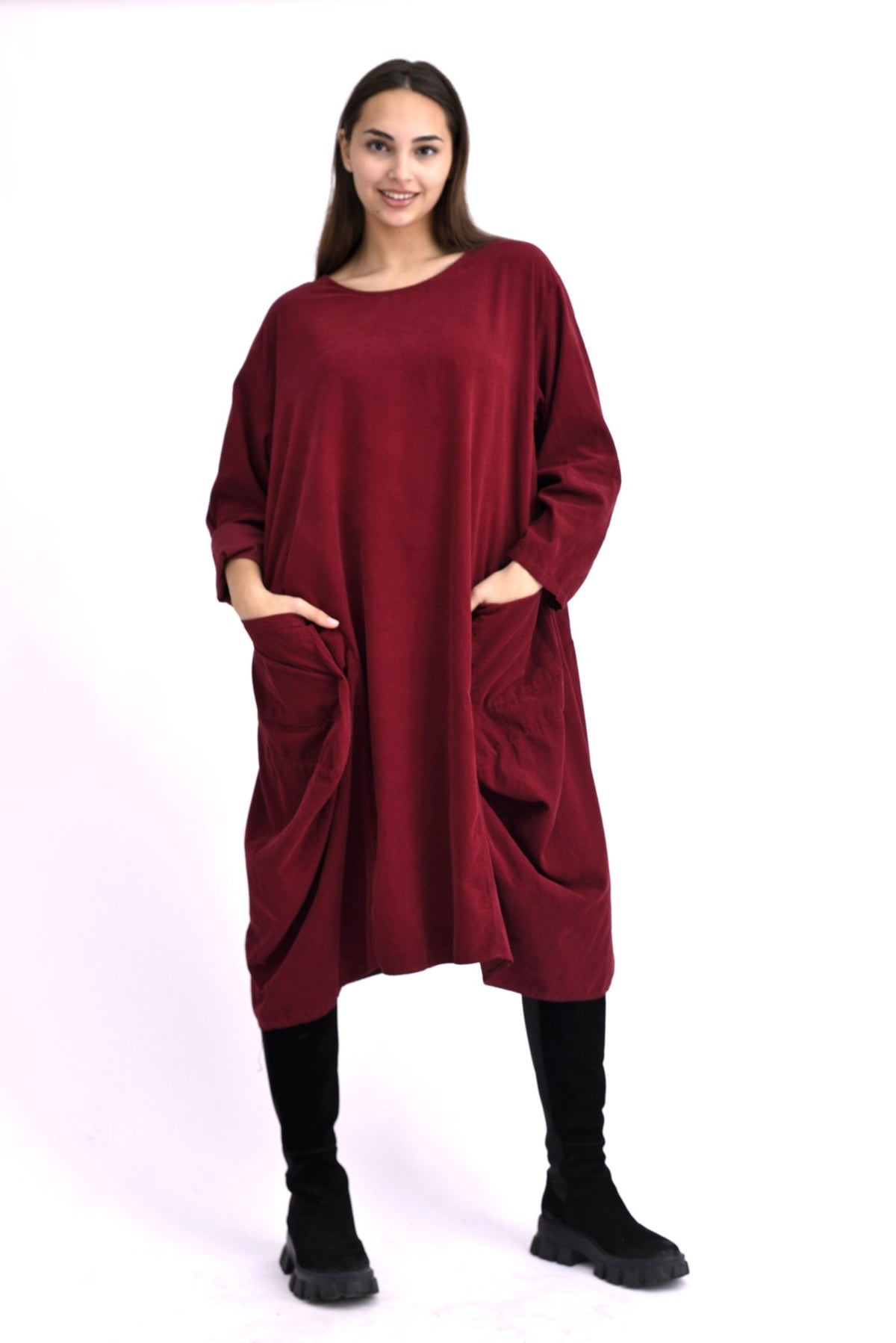 Rochie din catifea reiată bordo, cu buzunare voluminoase și croială amplă, purtată pe model, vedere din față.