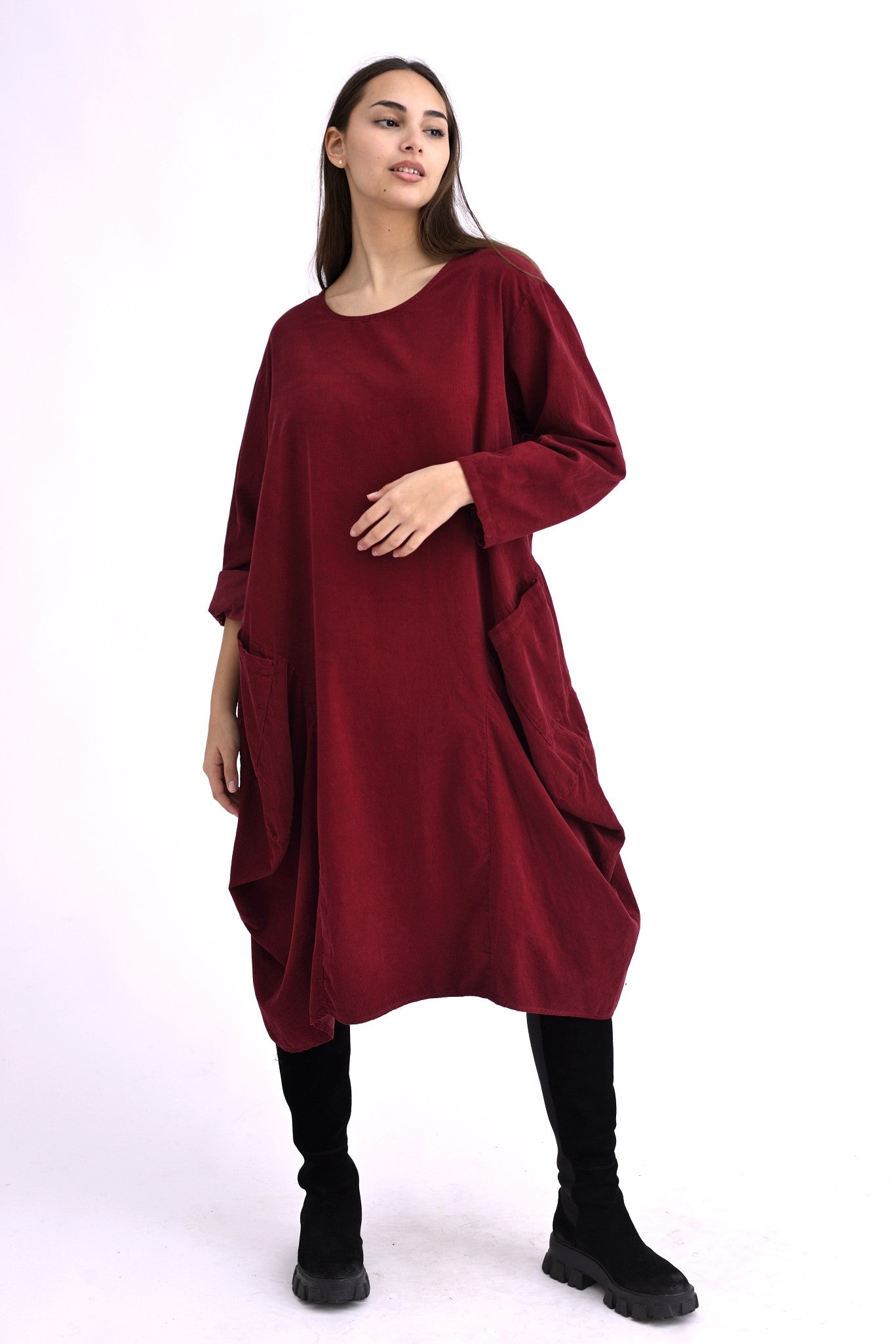 Rochie lejeră bordo din catifea reiată, cu mâneci lungi și buzunare laterale adânci, vedere laterală.