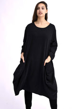 Rochie negru din catifea reiată, din bumbac 100%, cu croială amplă și buzunare laterale, purtată pe model.