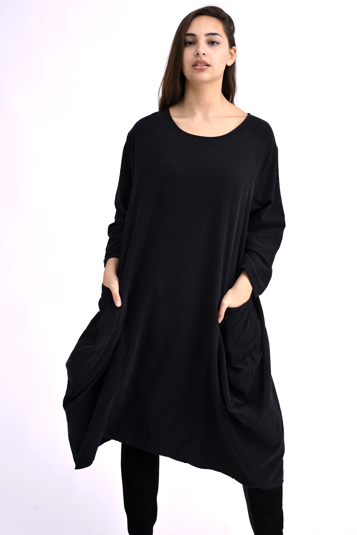 Rochie negru din catifea reiată, din bumbac 100%, cu croială amplă și buzunare laterale, purtată pe model.