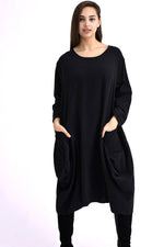 Rochie negru din catifea reiată, din bumbac 100%, cu croială amplă și buzunare laterale, purtată pe model.