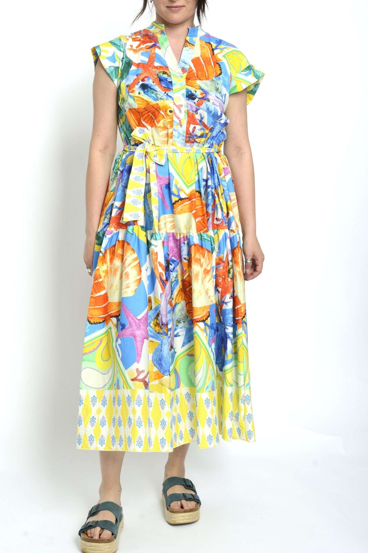 Rochie cloș cu imprimeu marin multicolor și bordură galbenă, croială lejeră și cordon în talie.