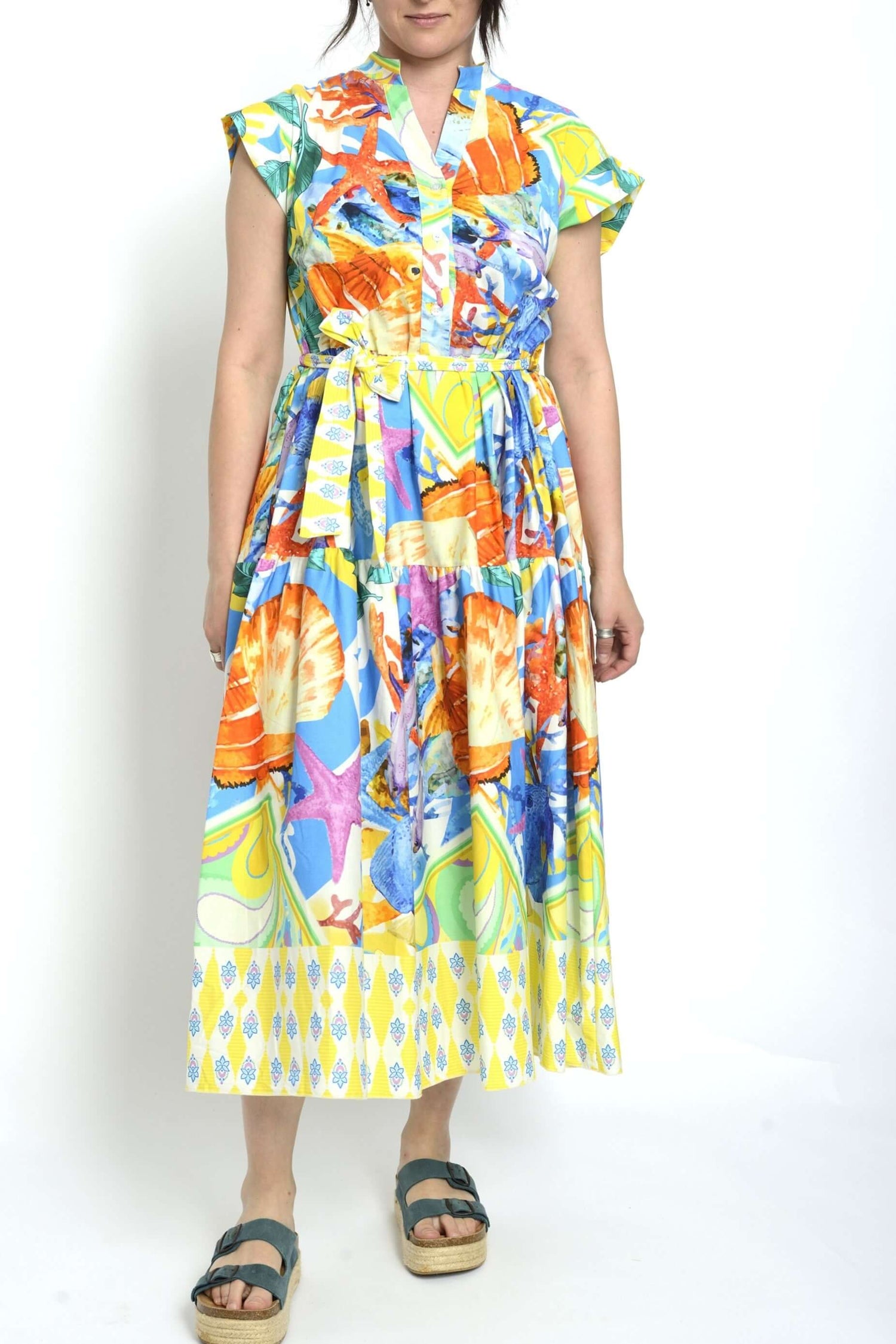 Rochie cloș cu imprimeu marin multicolor și bordură galbenă, croială lejeră și cordon în talie.