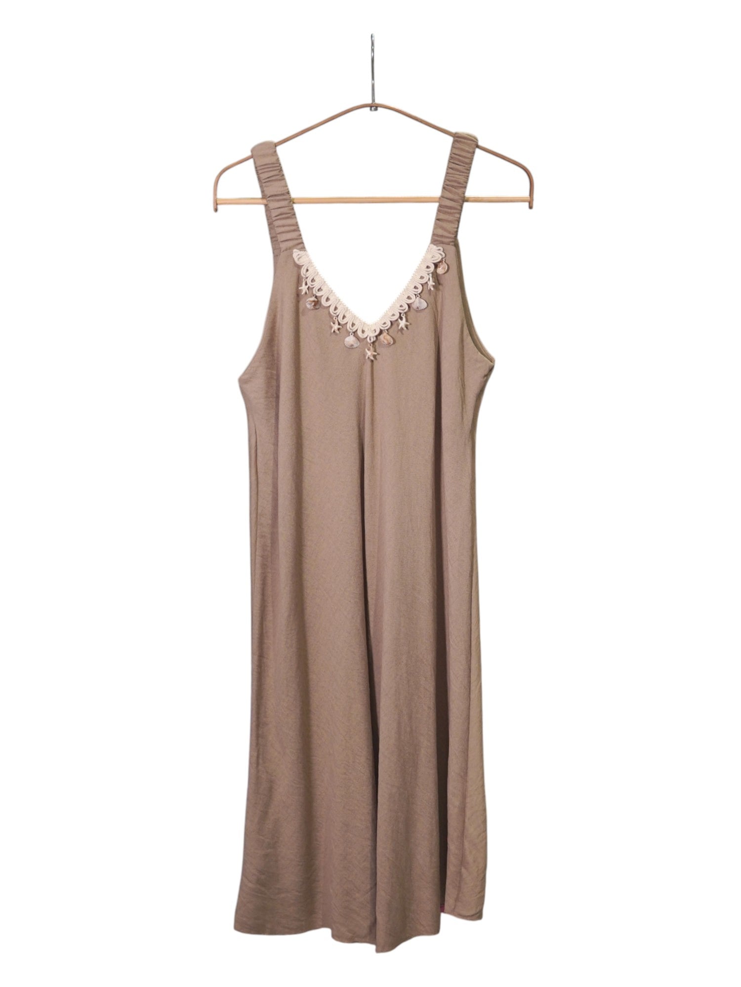 Rochie beige cu bretele elastice și decor cu scoici la decolteu.