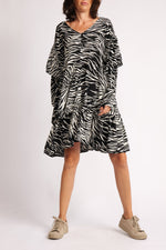  Rochie cu imprimeu zebra, mânecă lungă și volane multiple, croială lejeră și design fluid.